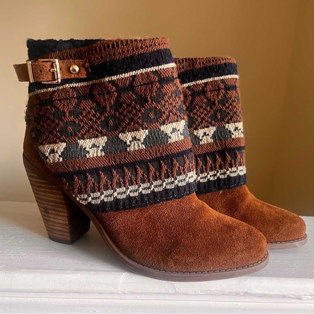 Aztec booties with inside fur